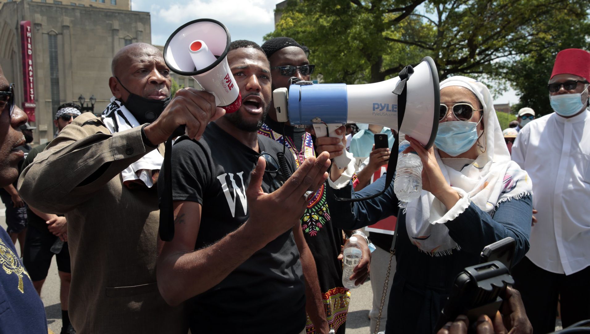 Muslims march mosque-to-mosque through Grand Center
